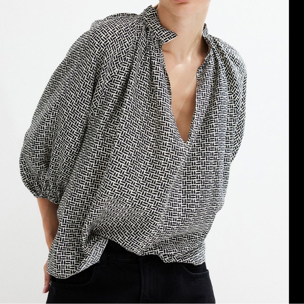 H&M balloon sleeved blouse split v-neck collarless elastic cuff oversized medium